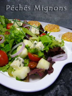 Salade, Entrée froide, Fromage, Roquefort, Oignons, Pommes, Tomates, Huile noisettes, Noisettes, Fruits secs, Facile, Rapide, Pâte feuilletée, Graines de sésame, Oeufs, 