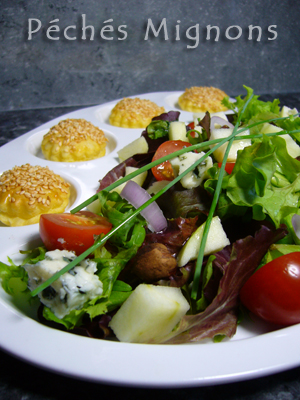 Salade, Entrée froide, Fromage, Roquefort, Oignons, Pommes, Tomates, Huile noisettes, Noisettes, Fruits secs, Facile, Rapide, Pâte feuilletée, Graines de sésame, Oeufs, 